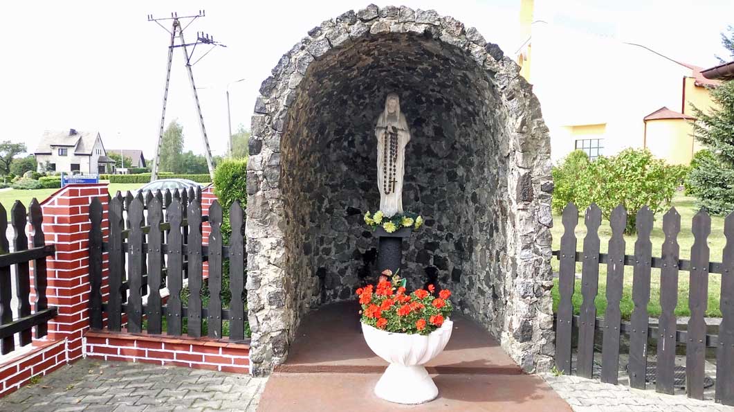foto:J.Ś. Dzielnica Kostuchna, przy kościele Trójcy Przenajświętszej