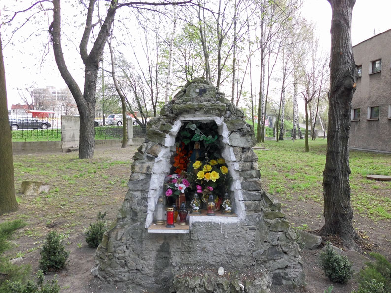 foto:J.Ś. Kapliczka przy kościele w dzielnicy Zawodzie ulica 1 Maja 52