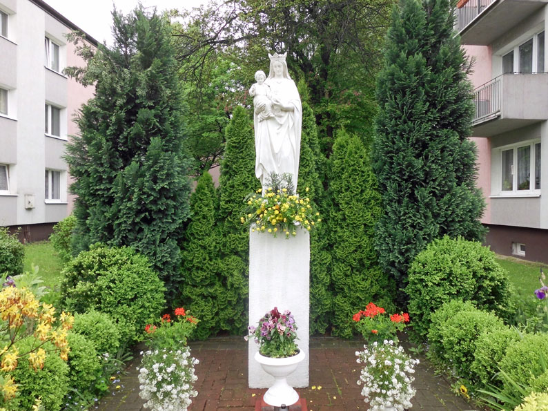 Figura Matki Boskiej z dziecitkiem w dzielnicy Db