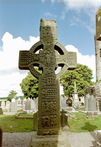 Wysoki krzy (Krzy Muiredacha) stojcy w Monasterboice w Irlandii