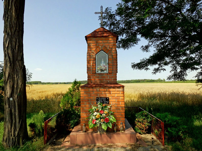 foto:J.Ś. Kapliczka znajdująca się przy drodze 25 pomiędzy Koninem a Rychwałem