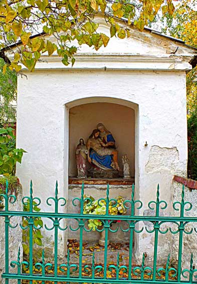 foto:Aw58. Osiek, kapliczka przed kościołem pw. Wniebowzięcia NMP
