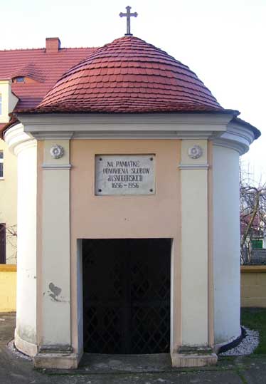 foto:odder. Przemków, powiat polkowicki kapliczka obok kościoła pw. Najświętszej Marii Panny