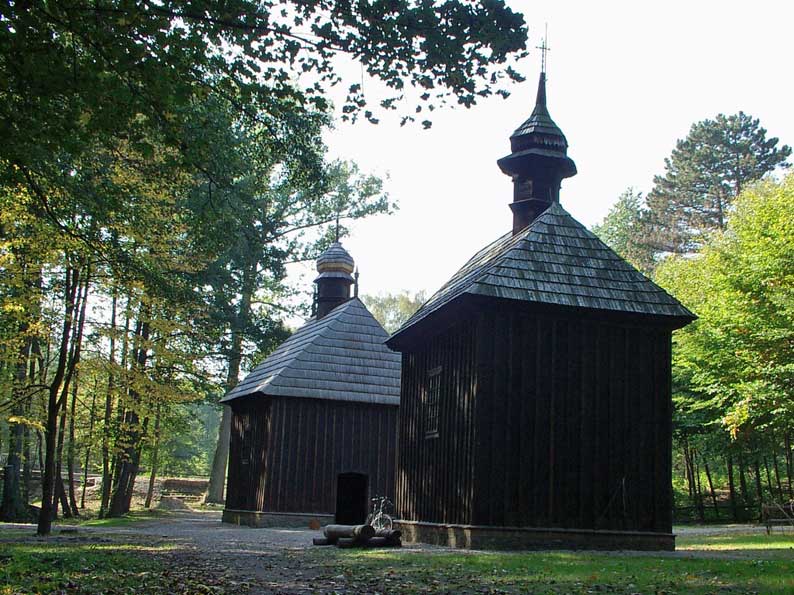 foto:Severus. Zabytkowe kapliczki św. Rocha (bliżej) i św. Antoniego (dalej), w Lesie Łagiwnickim