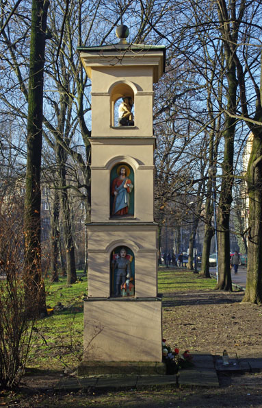 foto:Jacek555. Kapliczka (latarnia umarłych) w Parku Krakowskim w Krakowie