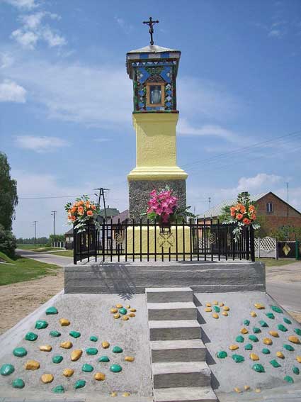 foto:Nalesnik1988. Kapliczka przydrożna z 1831 roku z wizerunkiem Matki Boskiej we wsi Szla gmina Przasnysz