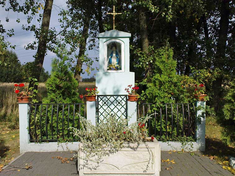 foto:Jolanta Dyr. Murowana kapliczka maryjna na ulicy Zakamarek na warszawskim Wilanowie