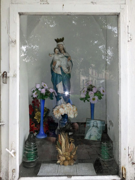 foto:J.Ś. Kapliczka z 1860 roku ufundowana przez górnika Johanna Tomitzeka, znajdująca się przy ulicy Łagiewnickiej 10. W kapliczce jest figura Matki Boskiej z Dzieciątkiem Jezus