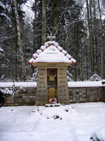 foto:VindicatoR. Kapliczka upamiętniająca partyznatów na Wykusie, Góry Świętokrzyskie