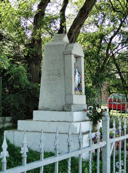 foto:foto:Kapitel. Kapliczka (niegdyś pomnik poległych w czasie I wojny światowej) w Siadle Górnym gmina Kołbaskowo