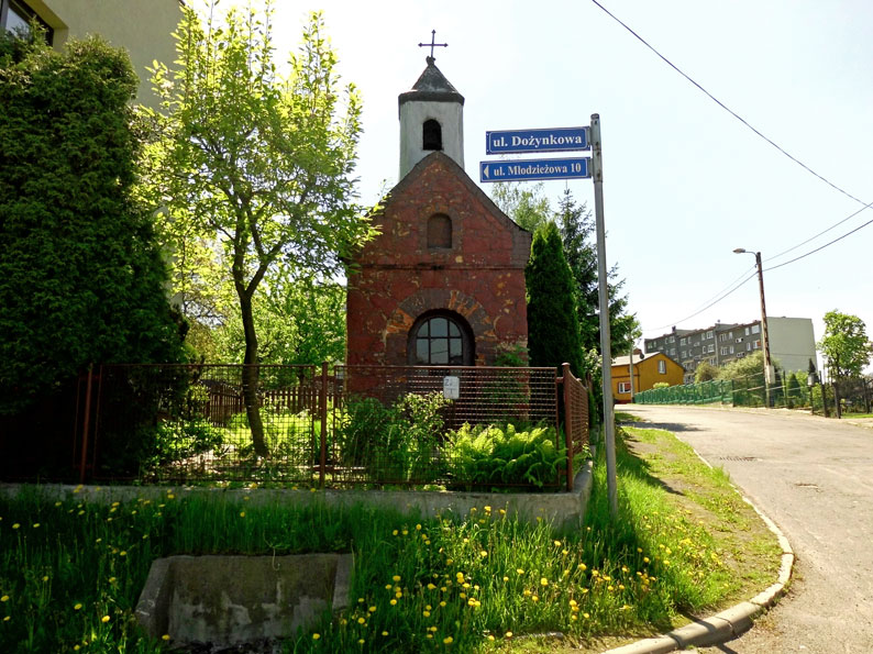 foto:J.Ś. Kapliczka murowana znajdująca się u zbiegu ulic Młodzieżowej i Dożynkowej w Kochłowicach