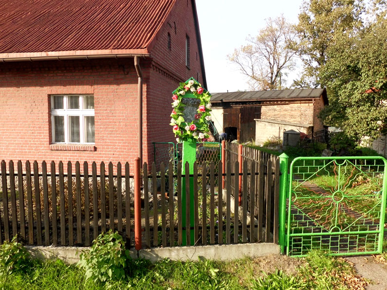 foto:J.Ś. Kapliczka na prywatnej posesji w Urbanowicach przy ulicy Głównej